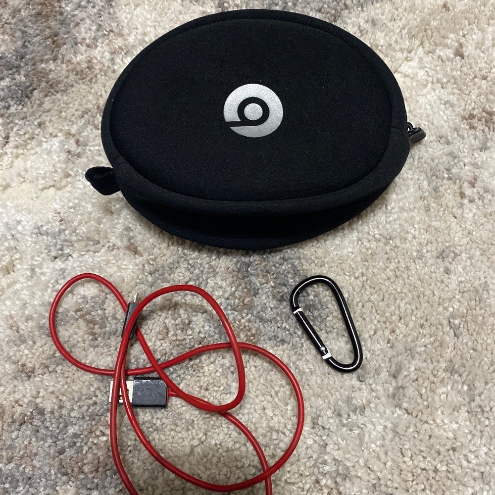 Beats by Dre headphones case with zipper, keychain clip and charger